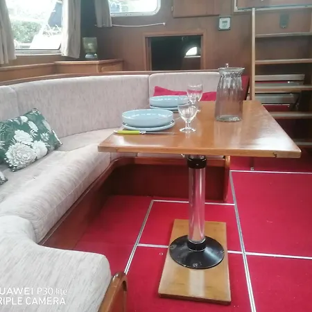Bateau Apartment *